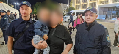 Двухлетний ребенок отстал от родителей и потерялся на концерте в Семее: полиция нашла малыша
