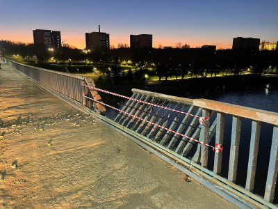 Автомобиль снес ограждение на автогужевом мосту в Семее