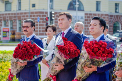 Цветы, музыка и слова мудрости: в Астане отметили 180 лет Абая