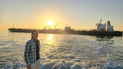 Такая работа: Жительница Актау Полина Бектемирова определяет курс гигантского судна