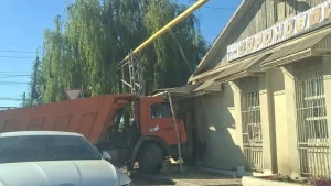 Чудом без жертв – “КамАЗ” на полном ходу въехал в магазин на западе Казахстана